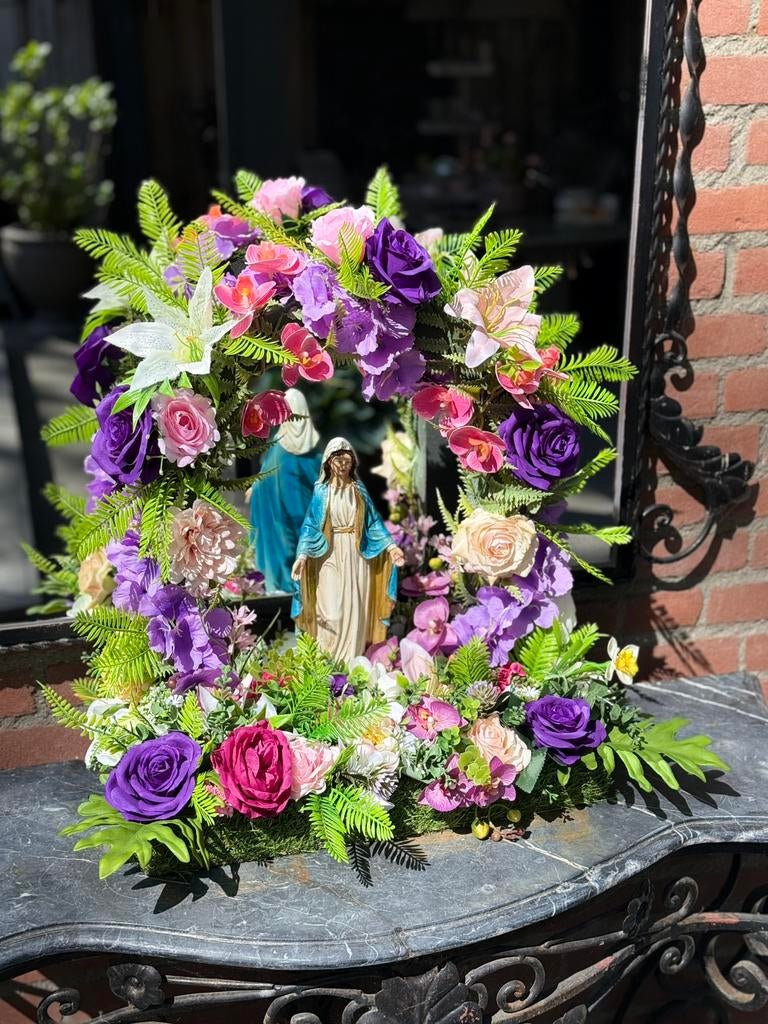 Grafstuk maria kapel, opgemaakt met zijden bloemen, Huis en Inrichting, 60 cm, Ophalen of Verzenden, Handgemaakt, Meerkleurig