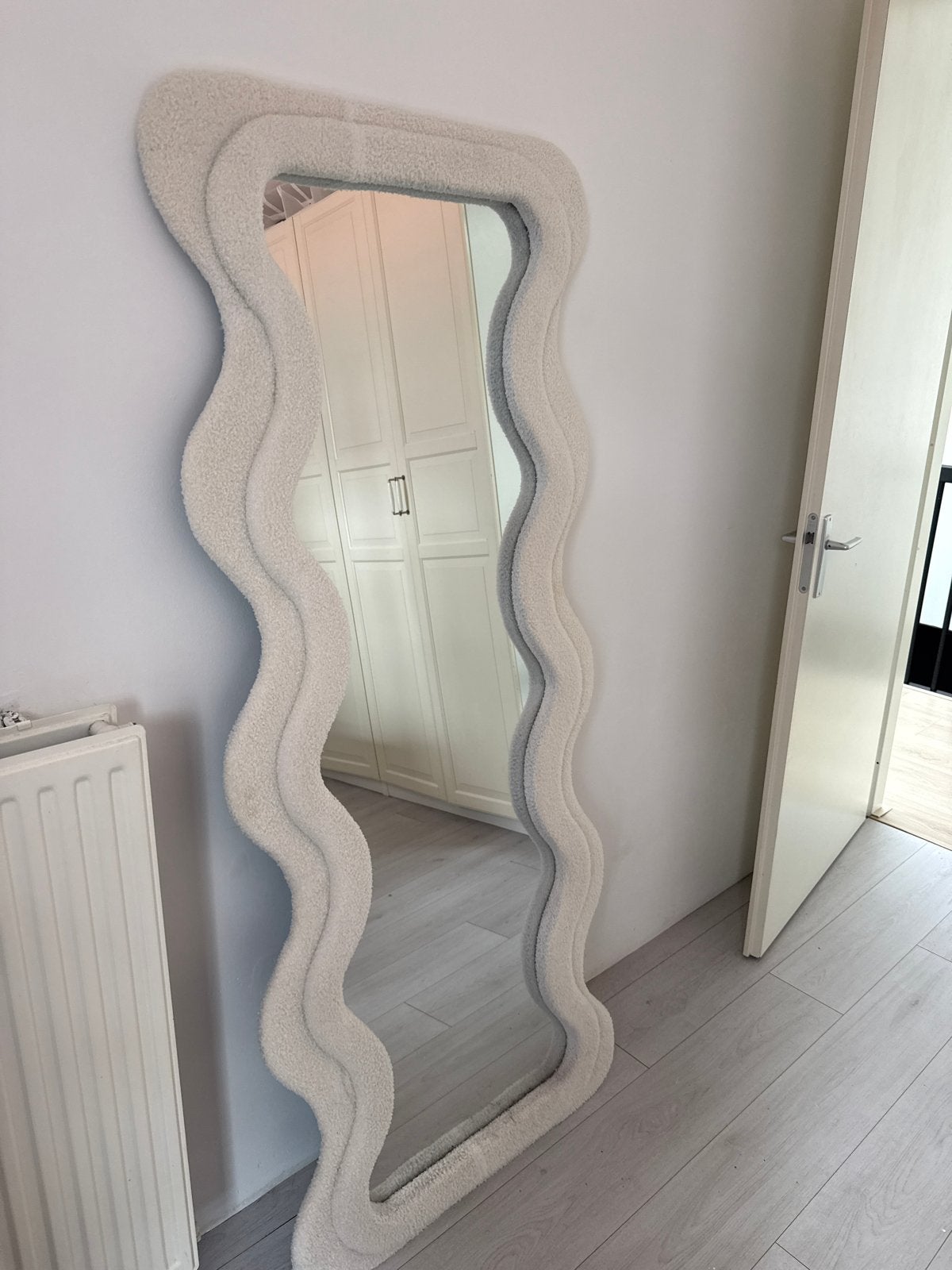 Kwantum Teddy Spiegel - Golvend Design, Huis en Inrichting, Woonaccessoires | Spiegels, Ophalen, Zo goed als nieuw, Overige vormen