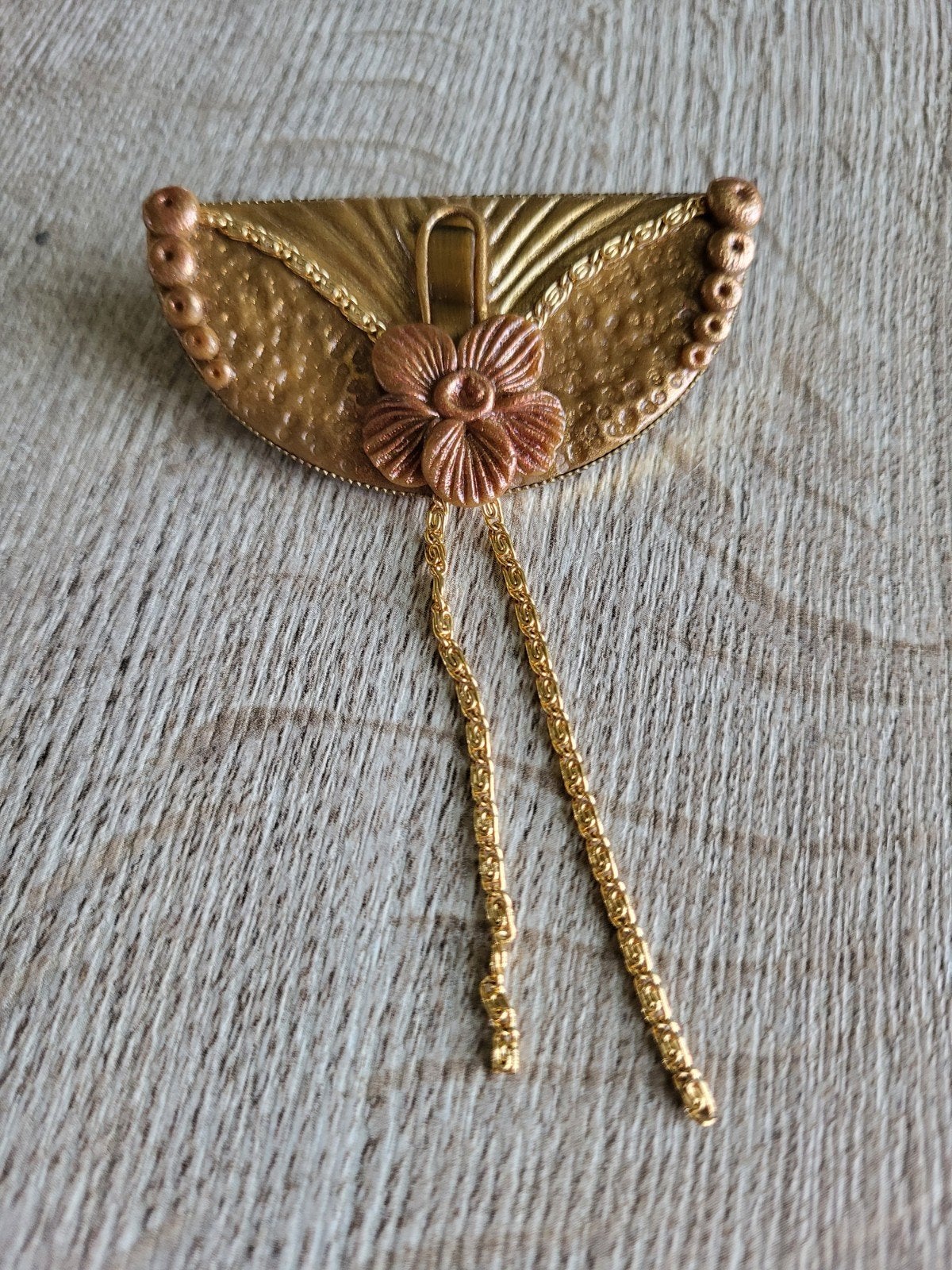 Goudkleurige broche met bloem en zijkanten in rosé goudkleur, Sieraden, Tassen en Uiterlijk, Broches, Overige materialen, 4 tot 7 cm