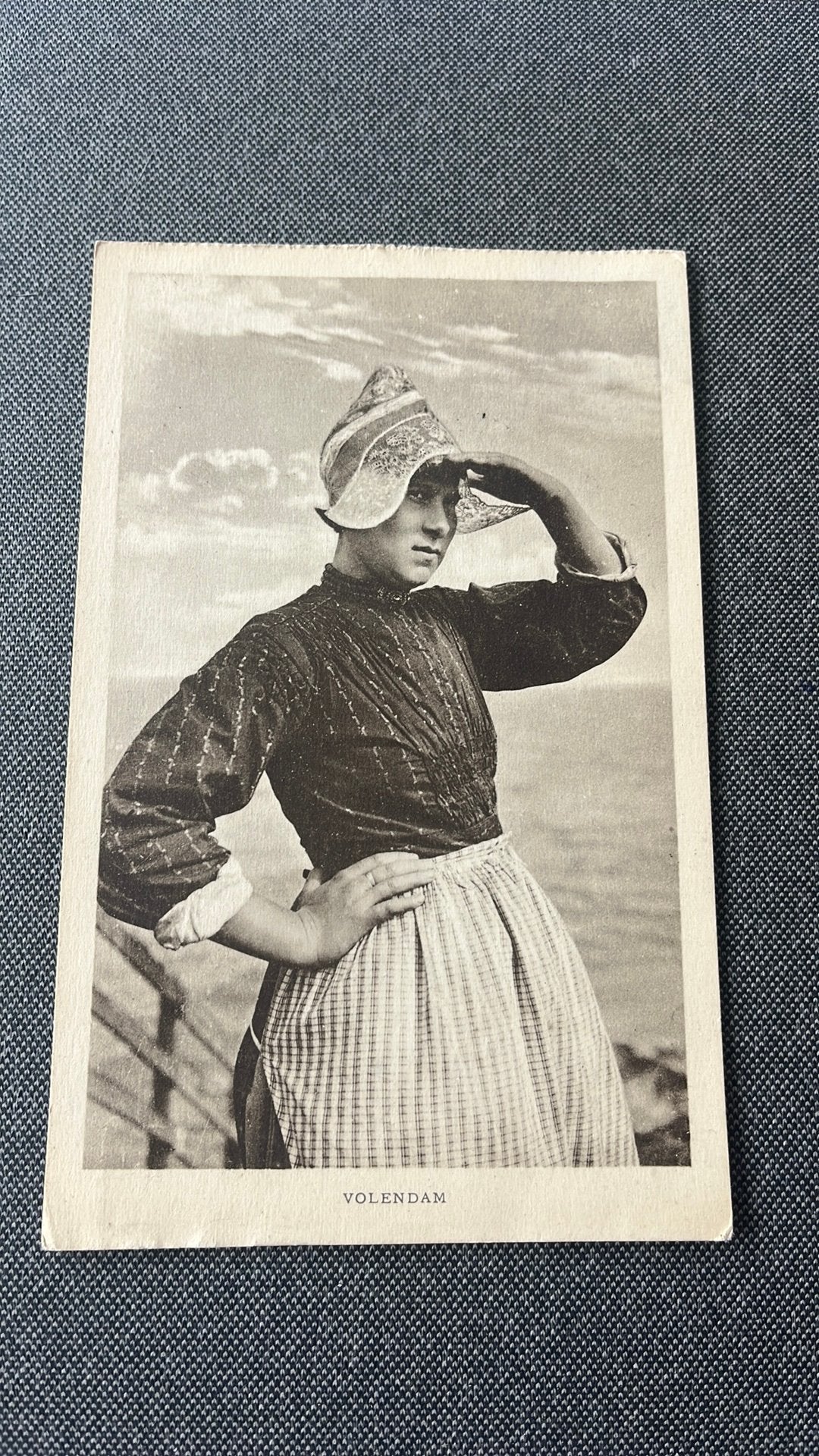 Volendamse dame in klederdracht 1920, Ophalen of Verzenden, Voor 1920, Gelopen, Klederdracht