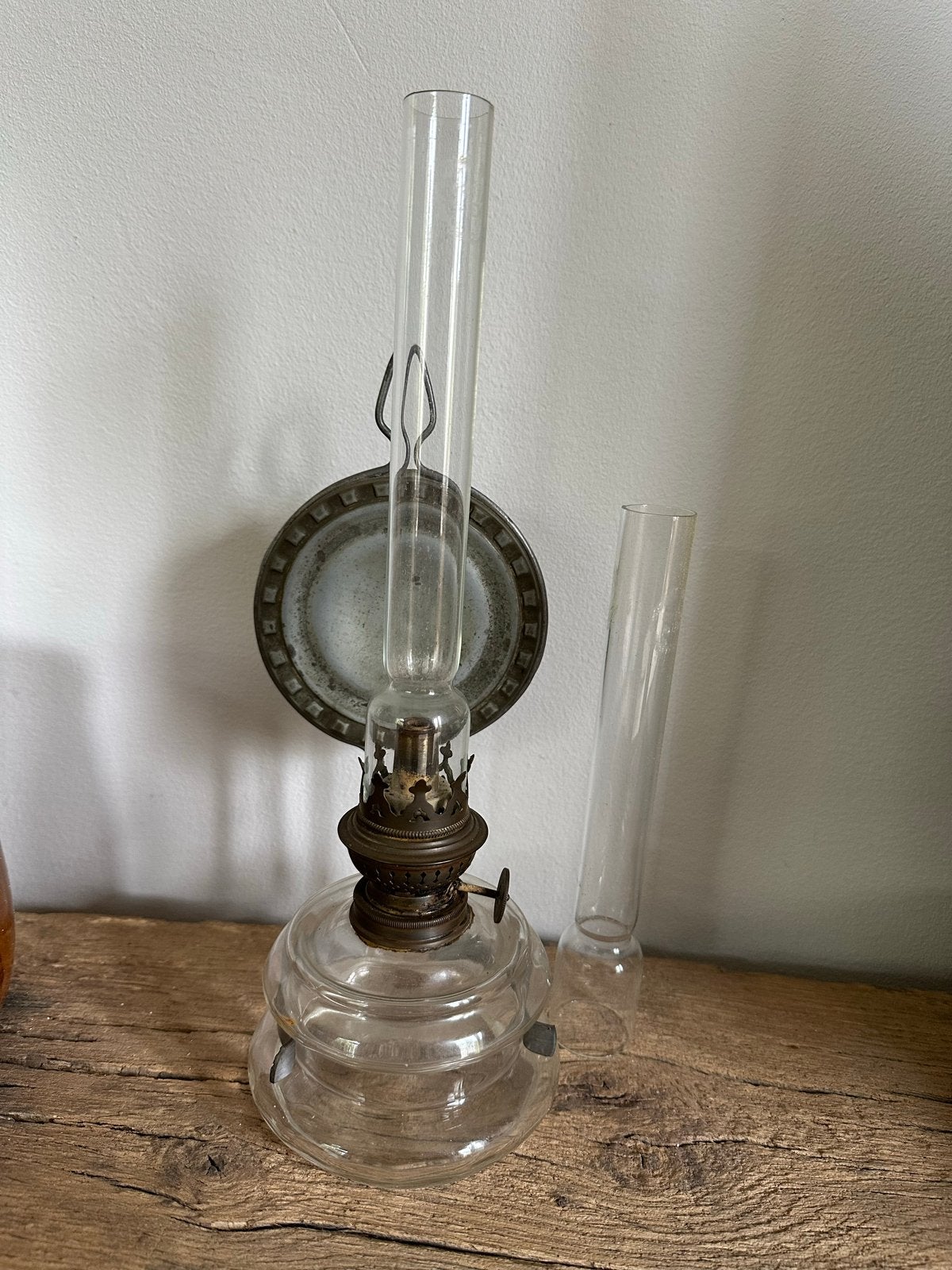 Antieke olielamp met glazen kap en wandhouder, Ophalen