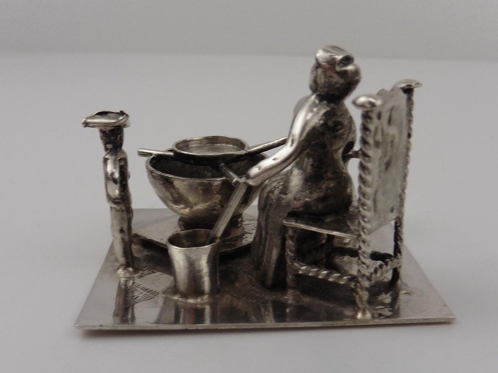 Zilveren miniatuur Kokende vrouw met kinderen           Z114, Ophalen of Verzenden, Zilver
