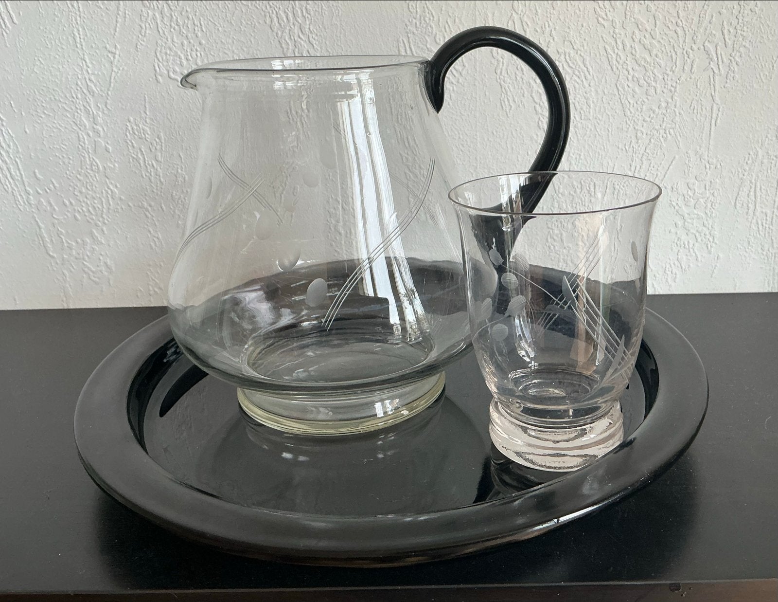 Vintage glazen waterkan met glas op zwart glazen dienblad, Antiek en Kunst, Antiek | Glas en Kristal, Ophalen