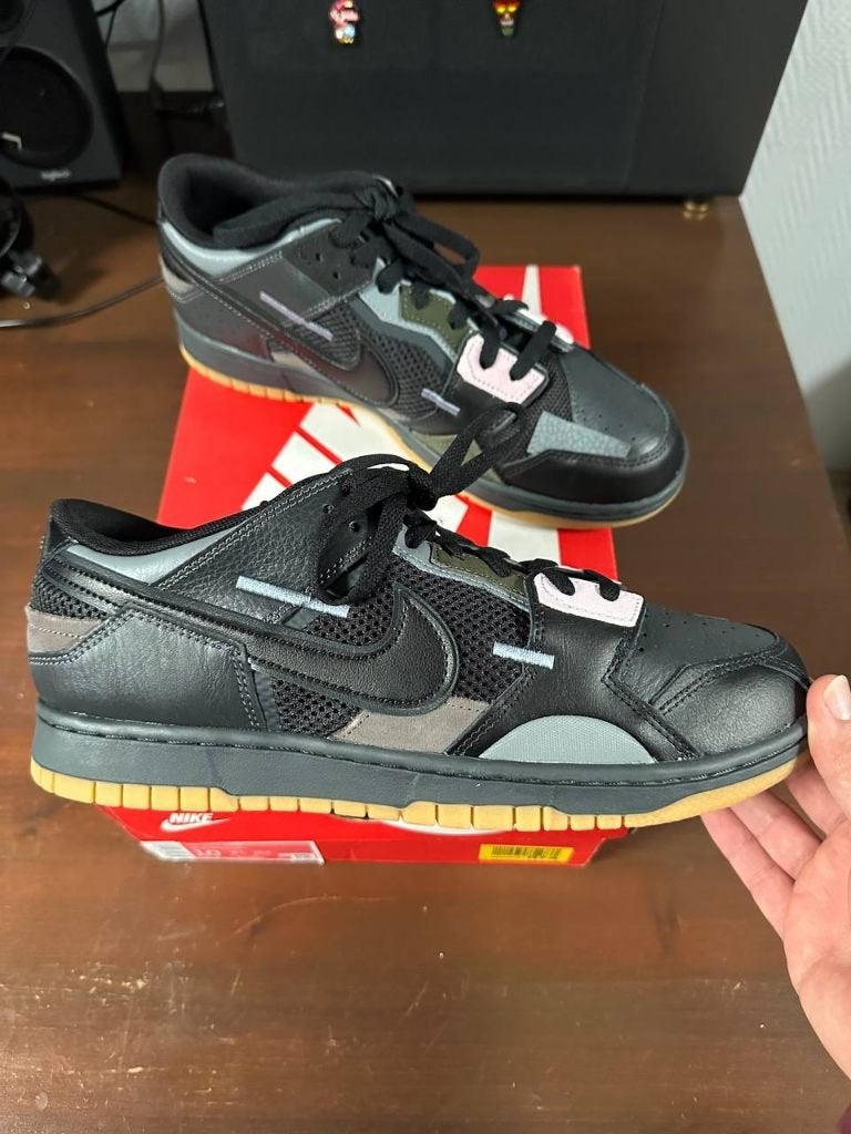 Nike Dunk Low Scrap Black Gum maat 44 | NIEUW, Zwart, Nike, Nieuw, Ophalen of Verzenden