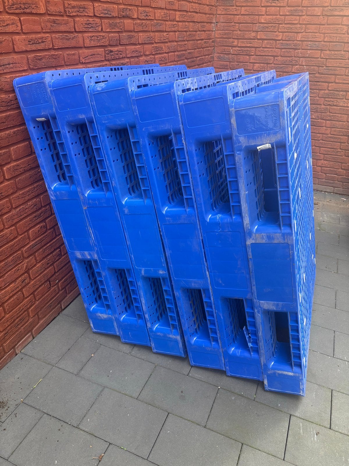 Stevige blauwe kunststof pallets, Ophalen