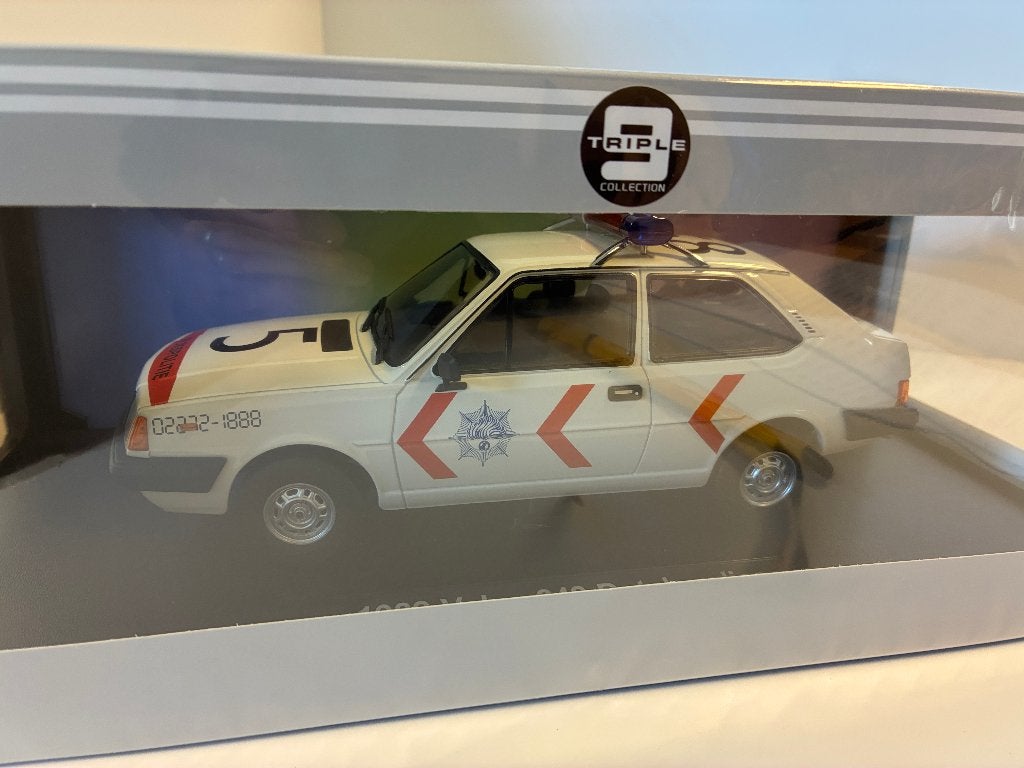 27314: Volvo 343 - Dutch Police - 1982 - Triple9 1:18, Hobby en Vrije tijd, Modelauto's | 1:18, Auto, Nieuw, Ophalen of Verzenden