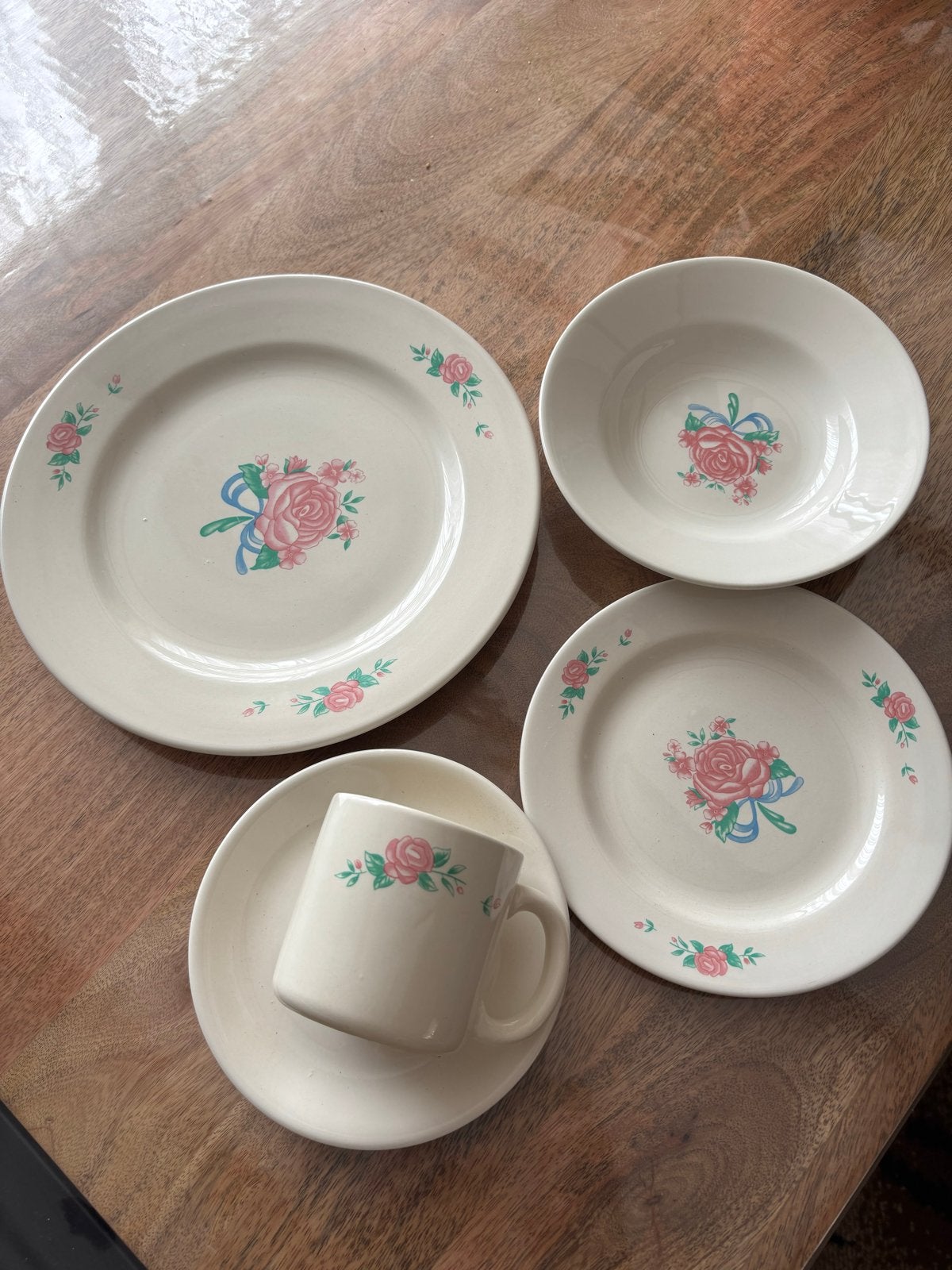Nieuw servies voor 4 personen met rozenmotief, Ophalen, Keramiek, Nieuw, Overige stijlen