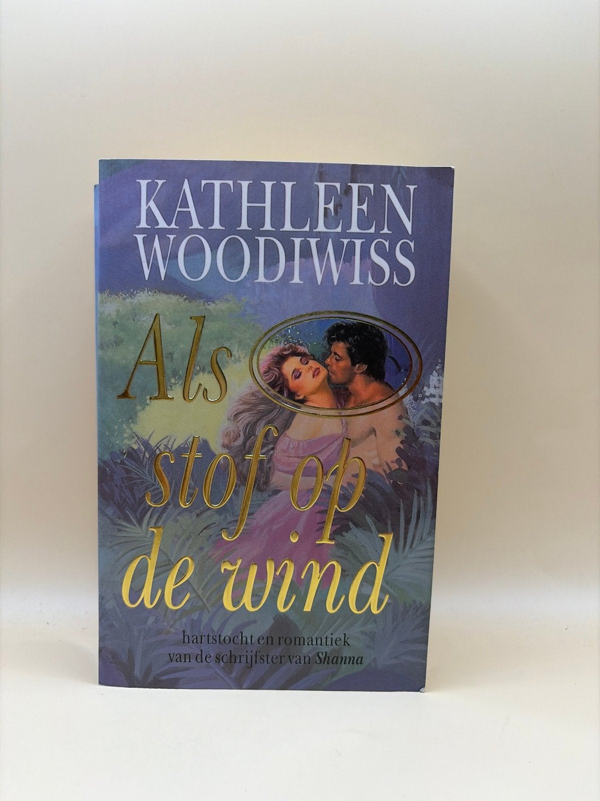 Als stof op de wind - Kathleen Woodiwiss (Roman), Boeken, Ophalen of Verzenden, Zo goed als nieuw, Nederland