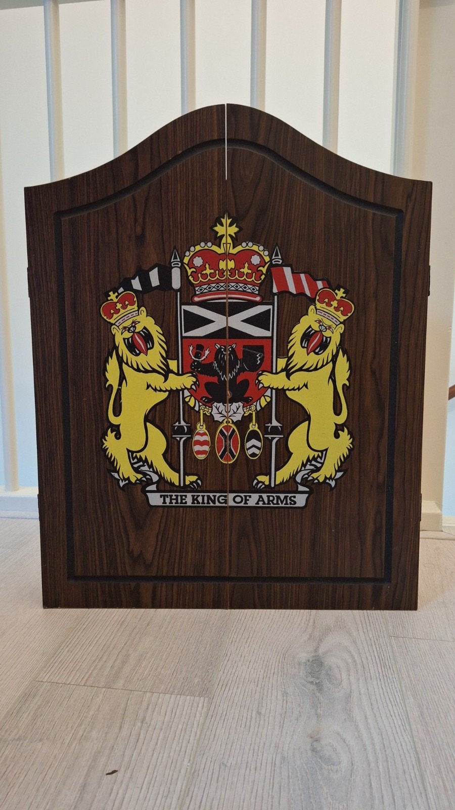 Vintage Dartbordkast "The King of Arms" - Gebruikt, Sport en Fitness, Darts, Ophalen, Gebruikt, Overige typen