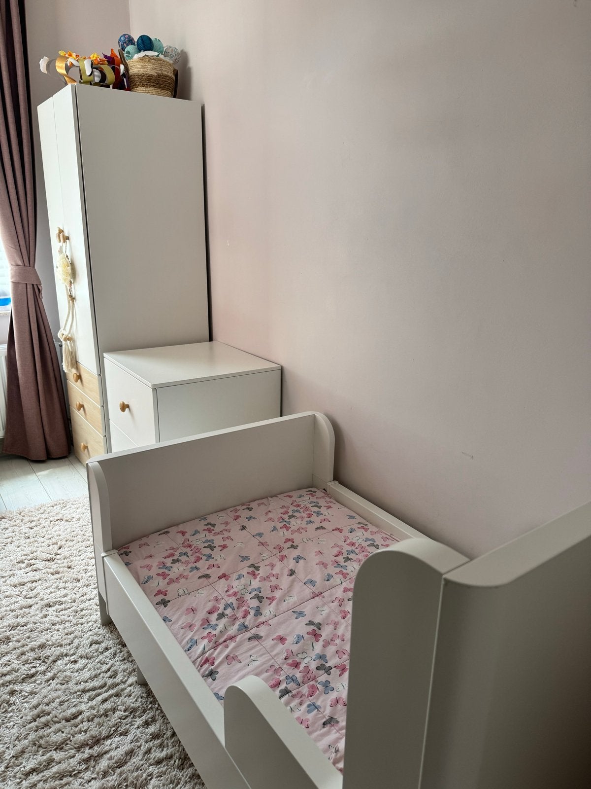 IKEA BUSUNGE Uitschuifbaar Kinderbed Wit (80x200 cm), 70 tot 85 cm, Ophalen of Verzenden, Zo goed als nieuw, Lattenbodem