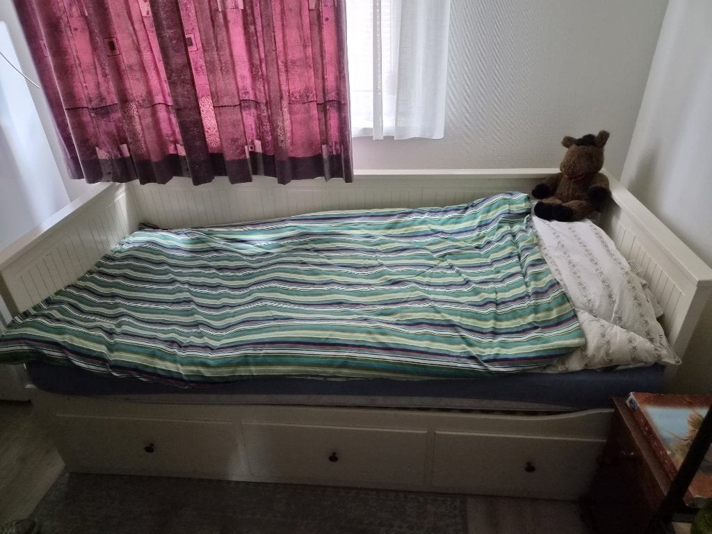 Ikea bedbank met uitschuiflades, Huis en Inrichting, Ophalen, Wit, Tweepersoons, 140 cm