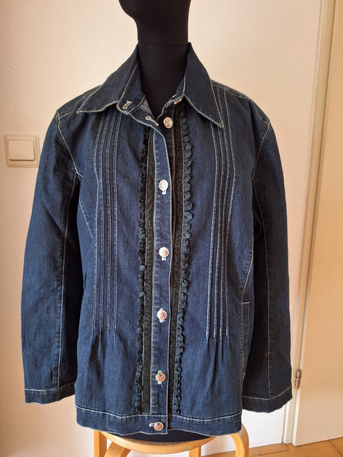 Delmod spijkerjasje met ruches en sierstiksels, Blauw, Ophalen of Verzenden, Gedragen, Maat 46/48 (XL) of groter