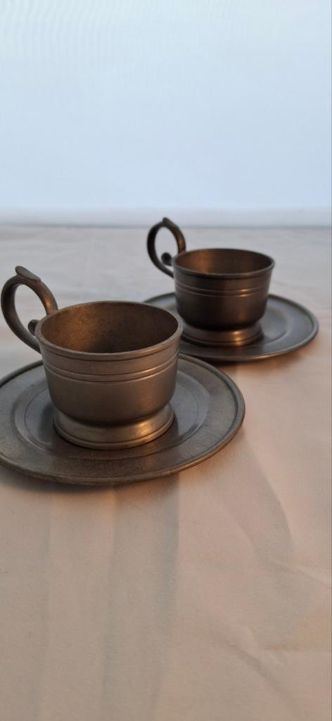 Set van 2 tinnen kopjes met schotels, Antiek en Kunst, Antiek | Tin, Ophalen of Verzenden