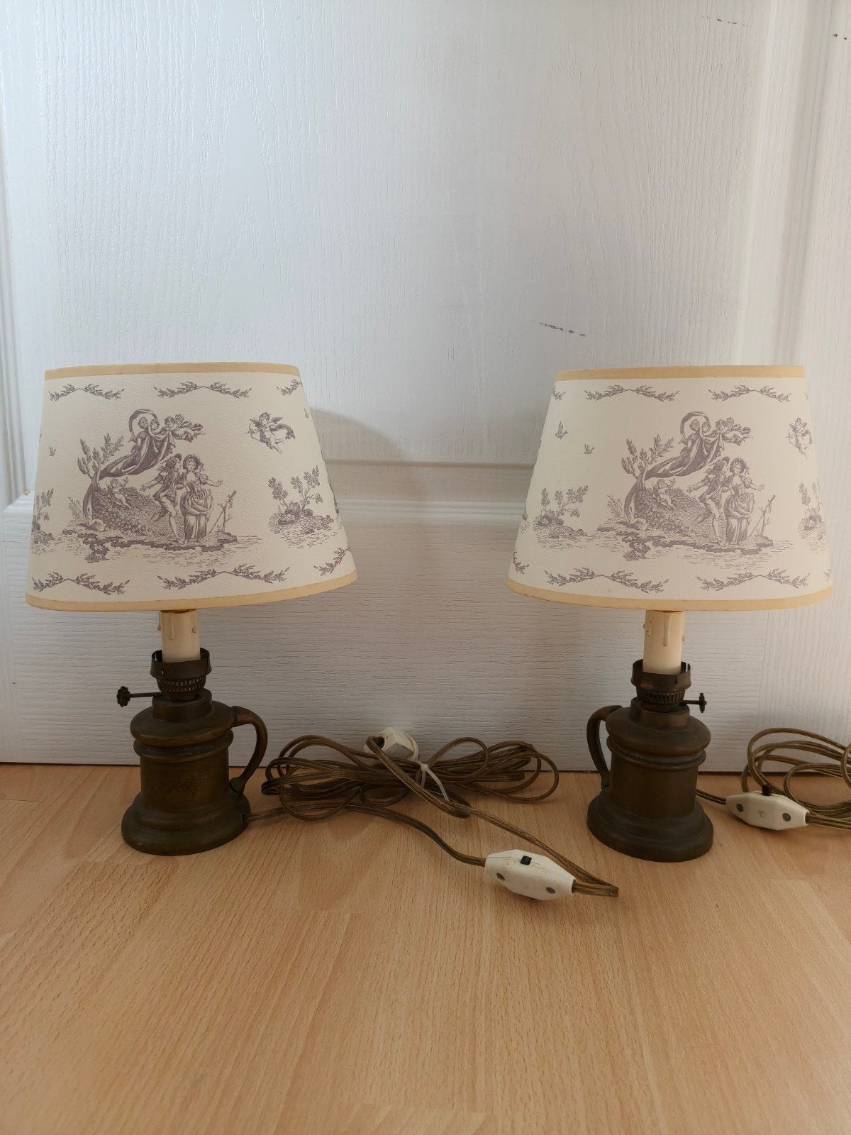 Antieke lampen, strijkbout en "medicijnkastje", Ophalen