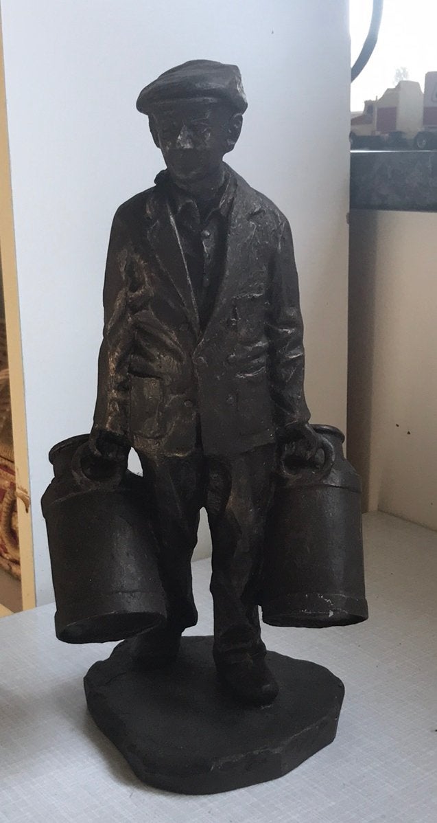 Stenen beeld boer met melkbussen 1996, Verzamelen, Beelden en Beeldjes, Ophalen of Verzenden