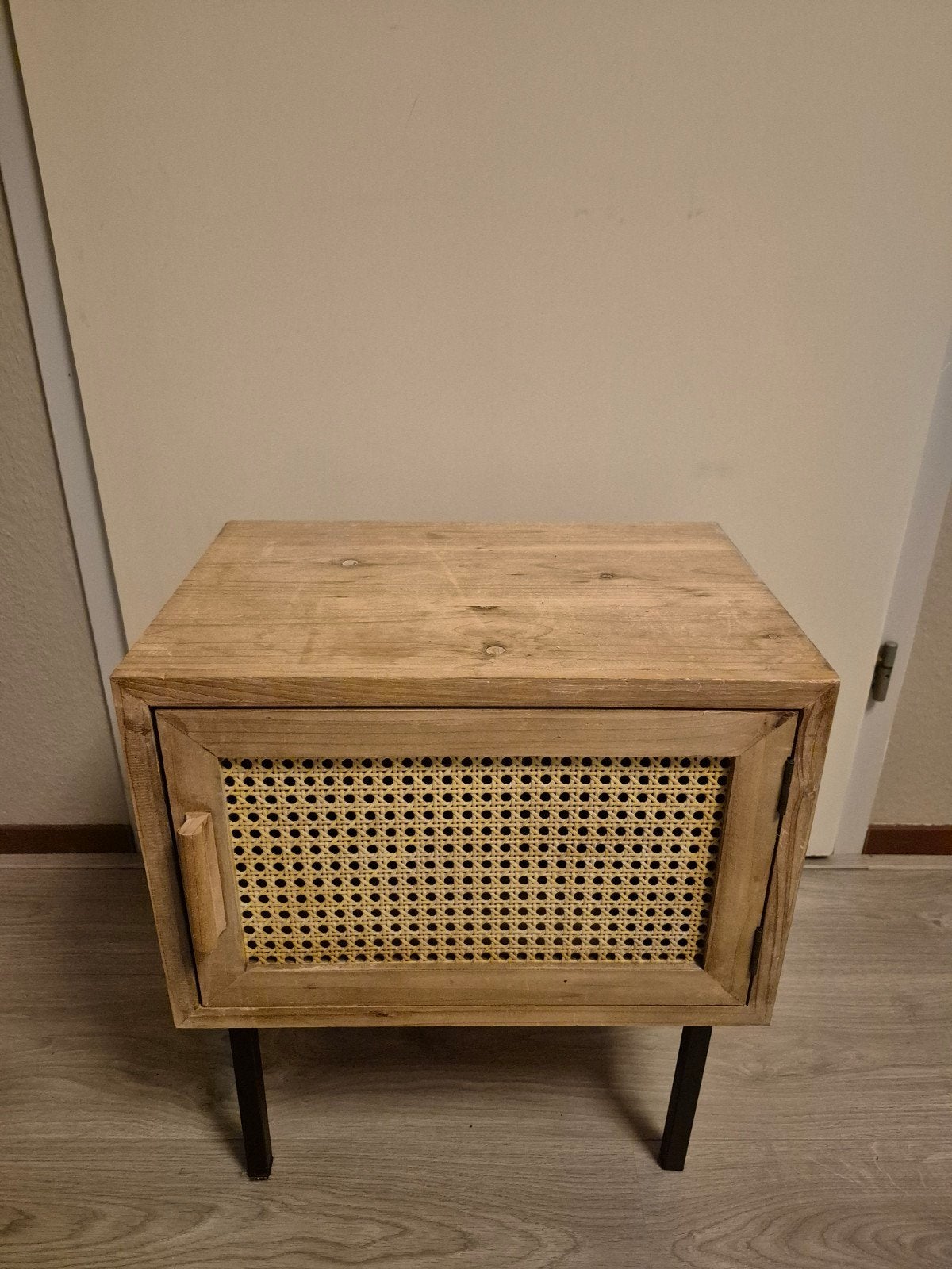 Nachtkastje met rotan deur, Minder dan 45 cm, Ophalen of Verzenden, Zo goed als nieuw, Minder dan 55 cm