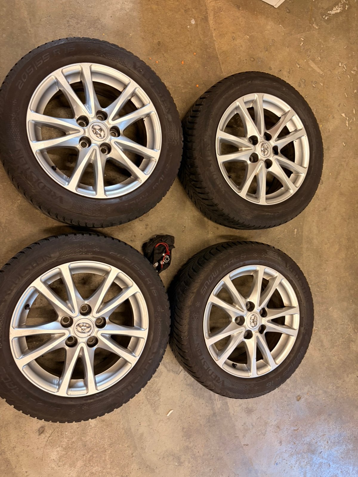 Winterbanden Toyota avensis 27T  en sneeuwkettingen, Ophalen, Gebruikt
