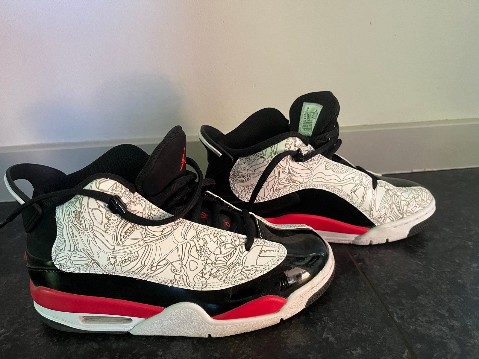 Jordan sneakers maat 37,5 - Zwart/Wit/Rood, Zwart, Ophalen of Verzenden, Sneakers of Gympen, Gedragen