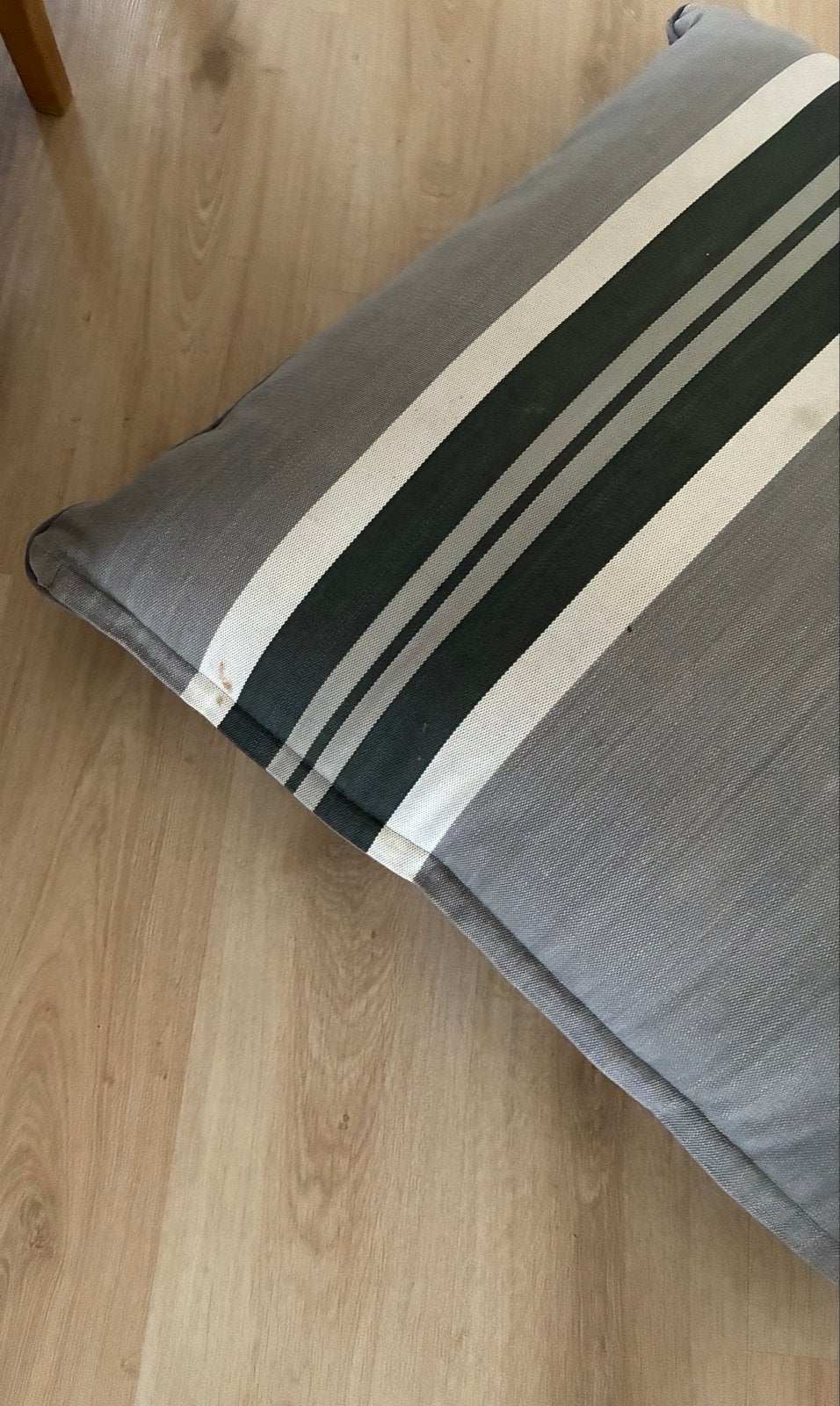 Groot grijs gestreept kussen van HinCK design, Ophalen, Overige merken, Gebruikt, Met print