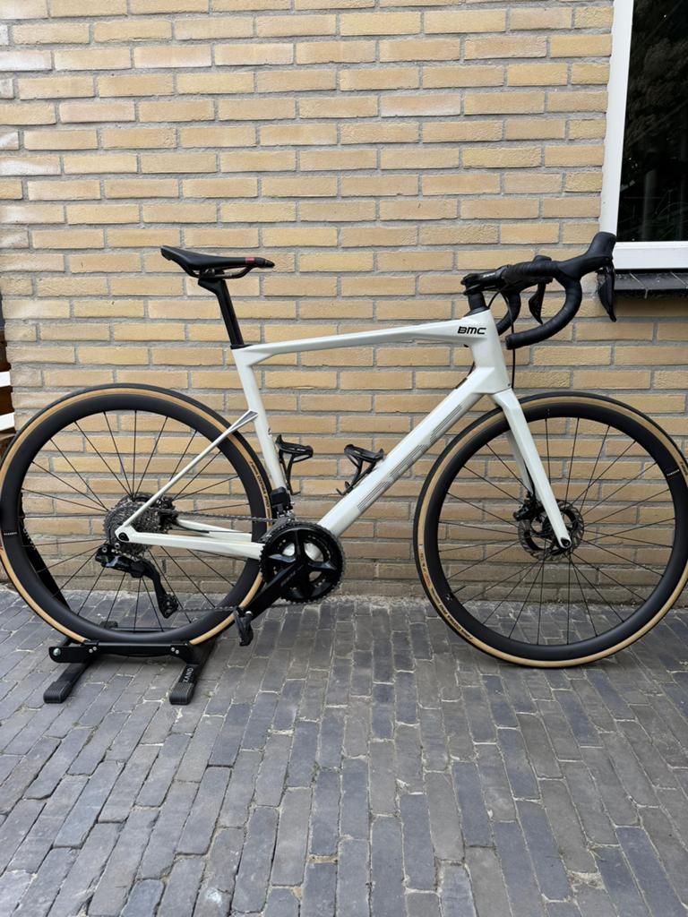 BMC Roadmachine Three 2023 – Shimano 105 Di2 – Topstaat, Fietsen en Brommers, Fietsen | Racefietsen, Carbon, Zo goed als nieuw