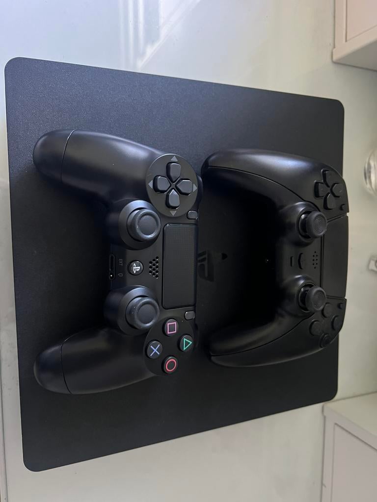 ps4 met twee controllers, Spelcomputers en Games, Spelcomputers | Sony PlayStation 4, Ophalen of Verzenden, Zo goed als nieuw