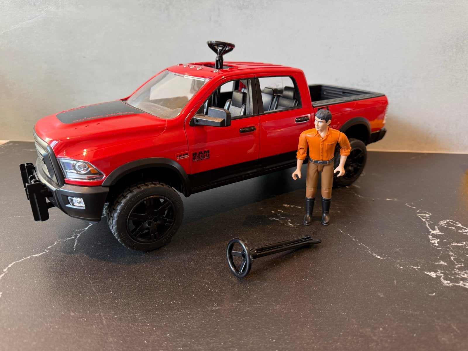 Rode Bruder Ram 2500 pick-up truck met poppetje, Ophalen of Verzenden, Zo goed als nieuw