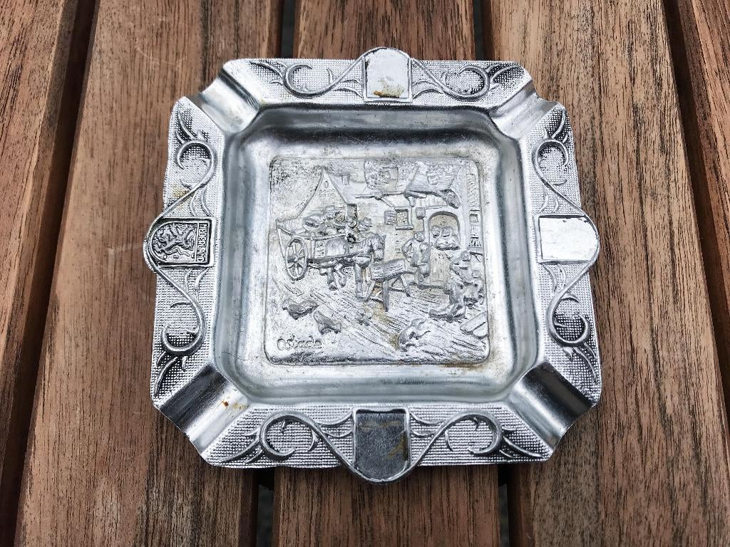 bewerkt vintage asbakje van Ostade - boeren taferelen, Vintage, Gebruikt, Ophalen of Verzenden, Metaal