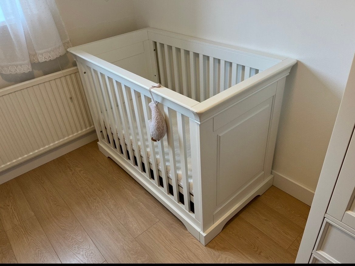 Wit ledikant met matras en Aerosleep hoeslakens, Kinderen en Baby's, Ophalen, Gebruikt, Ledikant