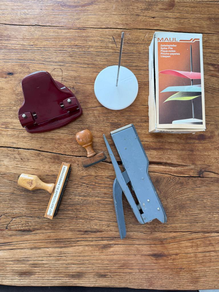 Vintage Kantoorartikelen: Perforator, Nietmachine, Stempels,, Ophalen of Verzenden