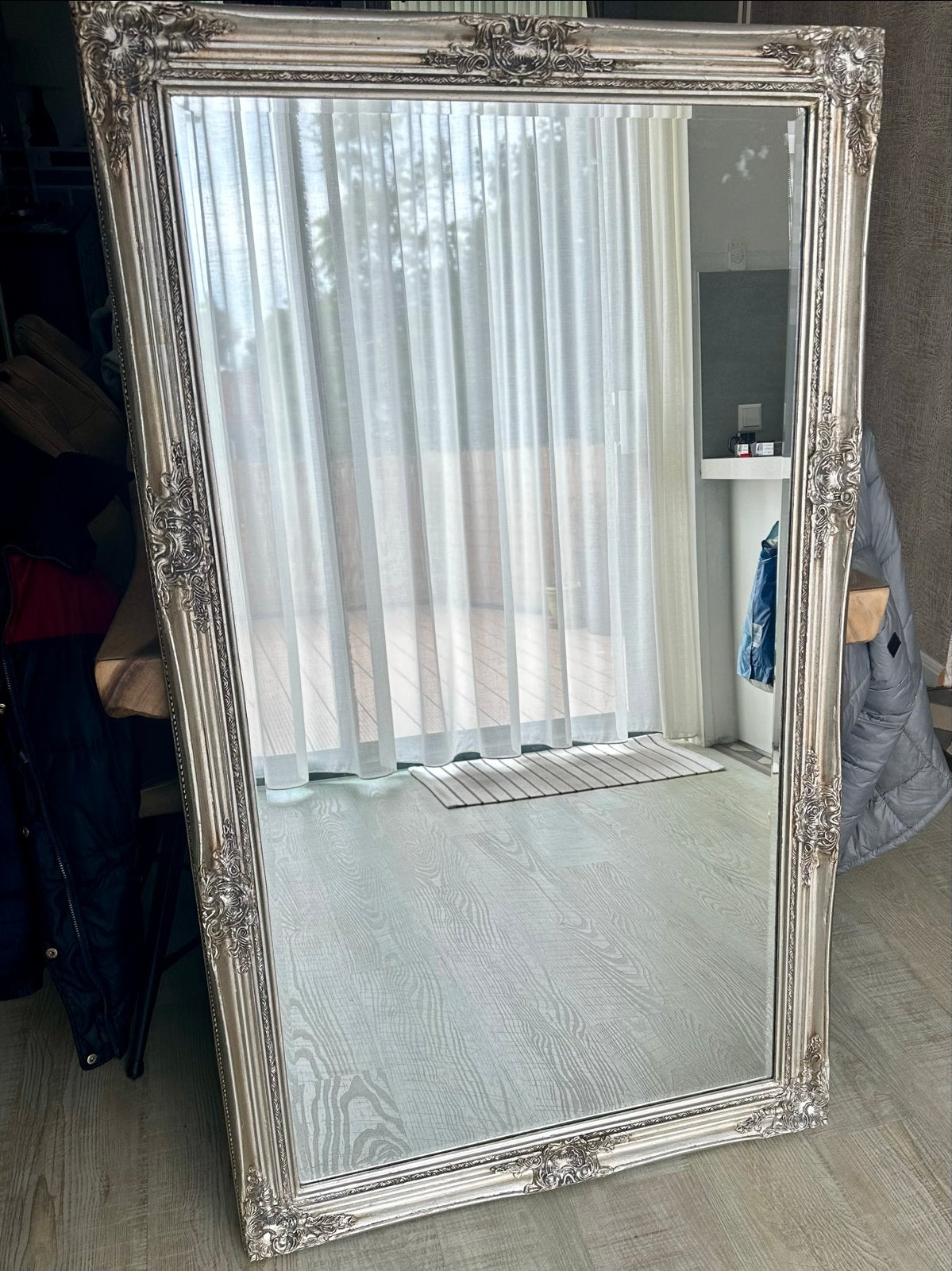Grote zilverkleurige spiegel met barok lijst, Huis en Inrichting, Woonaccessoires | Spiegels, Ophalen, Zo goed als nieuw, 75 tot 100 cm
