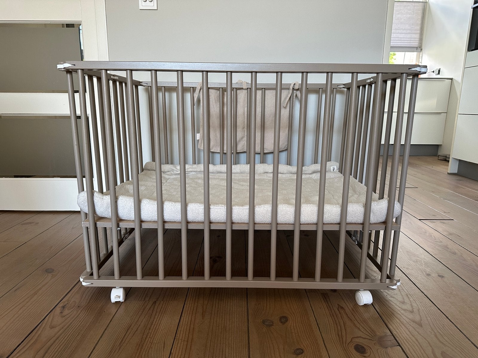 Colorfull home box Hugo | inklapbaar, Kinderen en Baby's, Boxen, Ophalen, Gebruikt, Rechthoekig, In hoogte verstelbaar