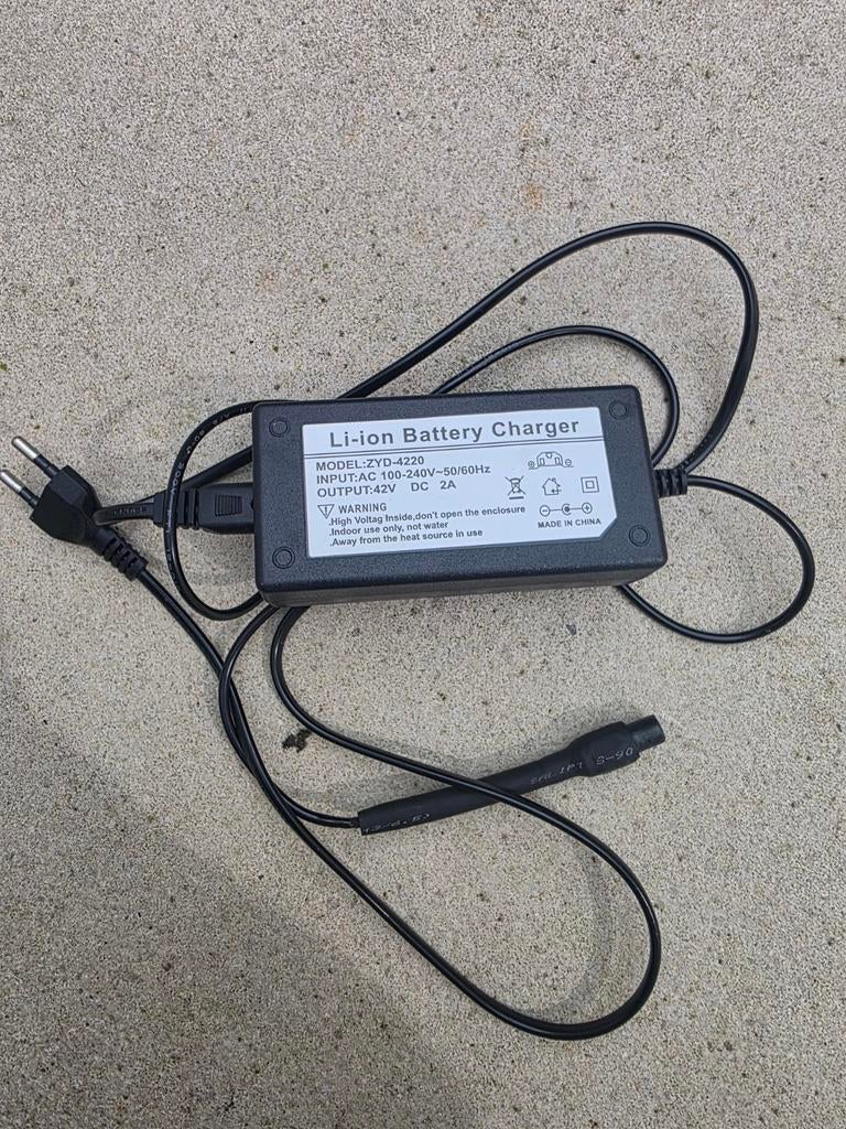 Li-ion Batterij Oplader ZYD-4220 42V HoeverBoard, Ophalen of Verzenden, Zo goed als nieuw