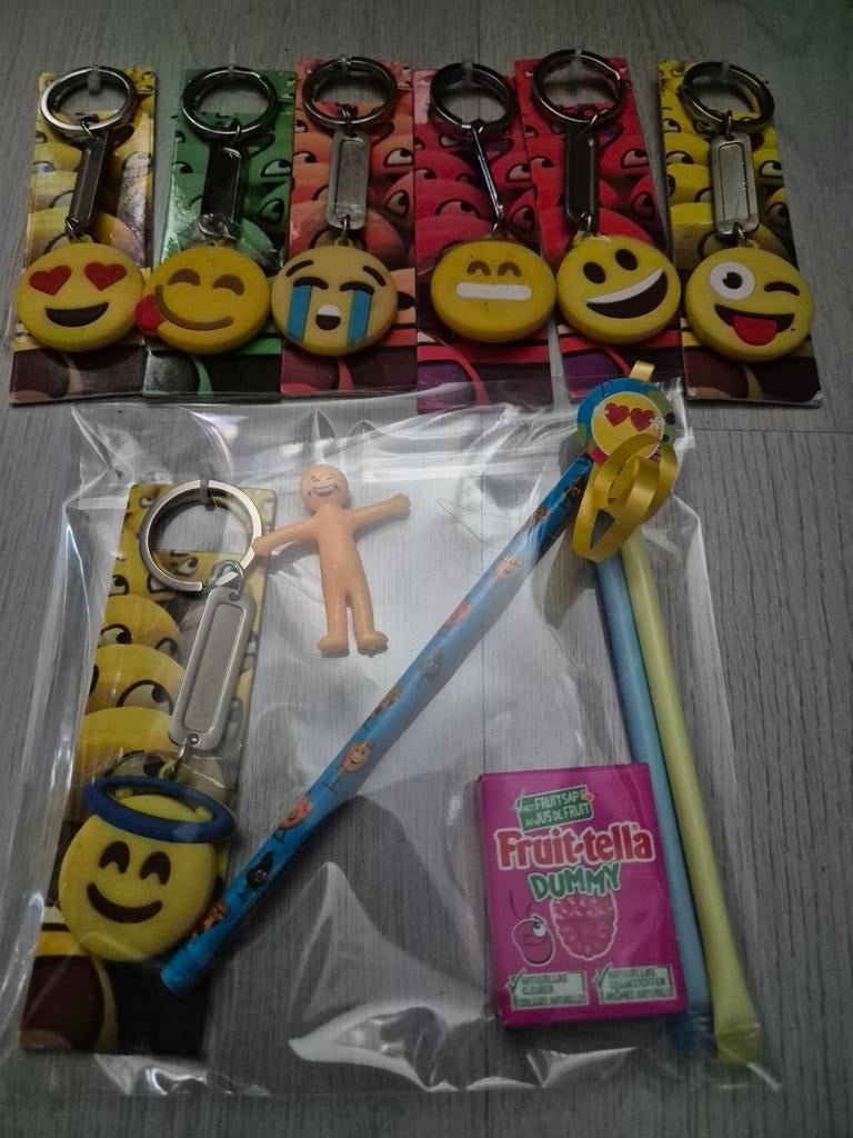 Traktatie emoji sleutelhanger,potlood,popje+snoep 1.35(29x), Ophalen of Verzenden, Nieuw, Feestartikel, Verjaardag