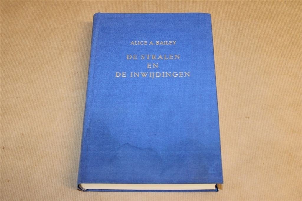 De stralen en de inwijdingen - Alice A. Bailey, Ophalen of Verzenden, Zo goed als nieuw, Overige onderwerpen, Achtergrond en Informatie