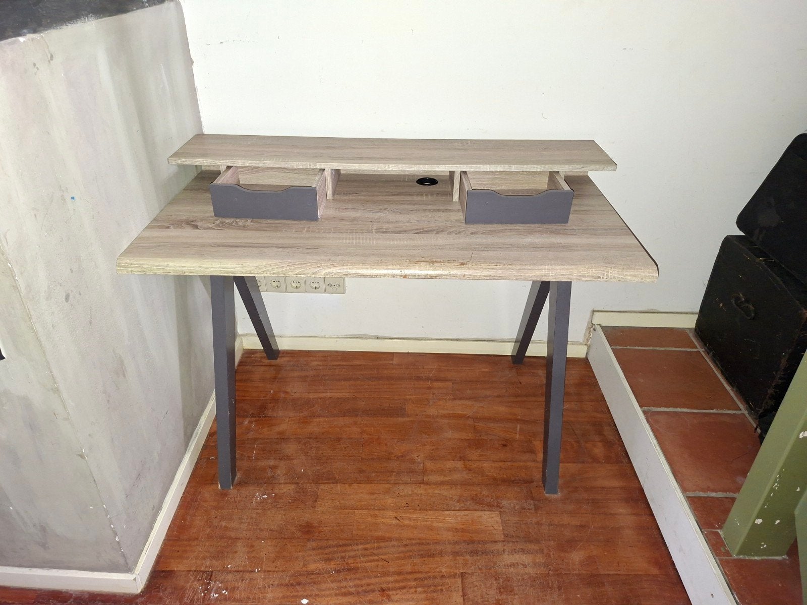 Compact bureau met opbergruimte en kabeldoorvoer, Ophalen, Met lades, Gebruikt, Spaanplaat of MDF