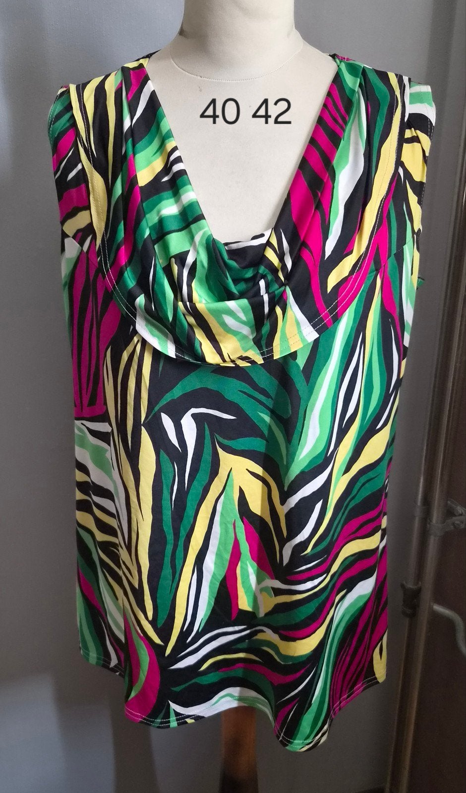Nieuw Magna Top Maat 40/42 - Kleurrijk en Comfortabel, Kleding | Dames, Meerkleurig, Maat 42/44 (L), Nieuw, Ophalen of Verzenden