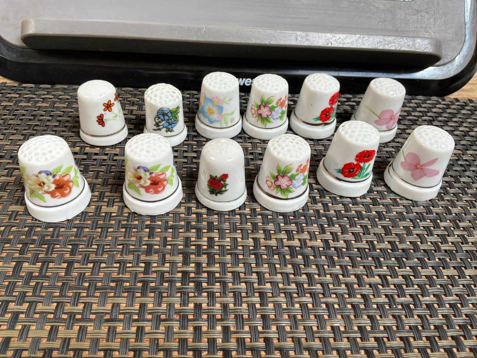 Set van 12 porseleinen vingerhoeden met bloemmotieven, Verzamelen, Ophalen, Gebruikt, Porselein, Buitenland