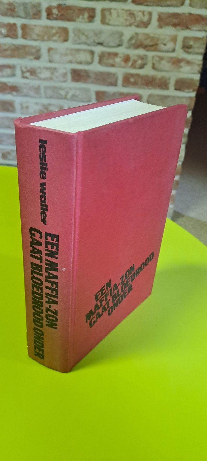 Leslie Waller – Een maffia-zon gaat bloedrood onder, Boeken, Gelezen, Waller, Ophalen of Verzenden, Nederland