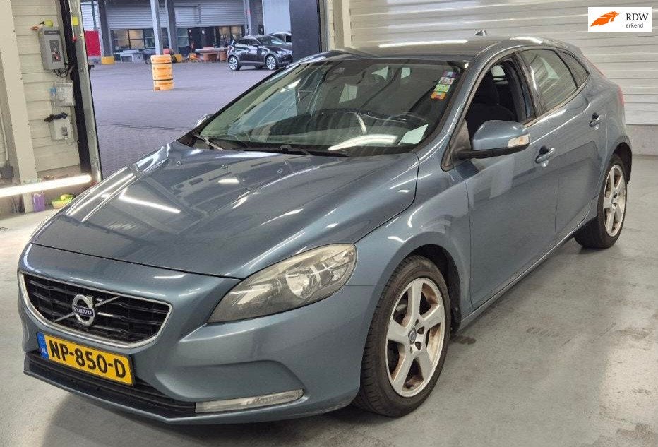 Volvo V40 1.6 D2 Kinetic NAVI PSENSOR CRUISE TREKHAAK 2 X SL, Auto's, Voorwielaandrijving, Euro 5, 28 km/l, Gebruikt