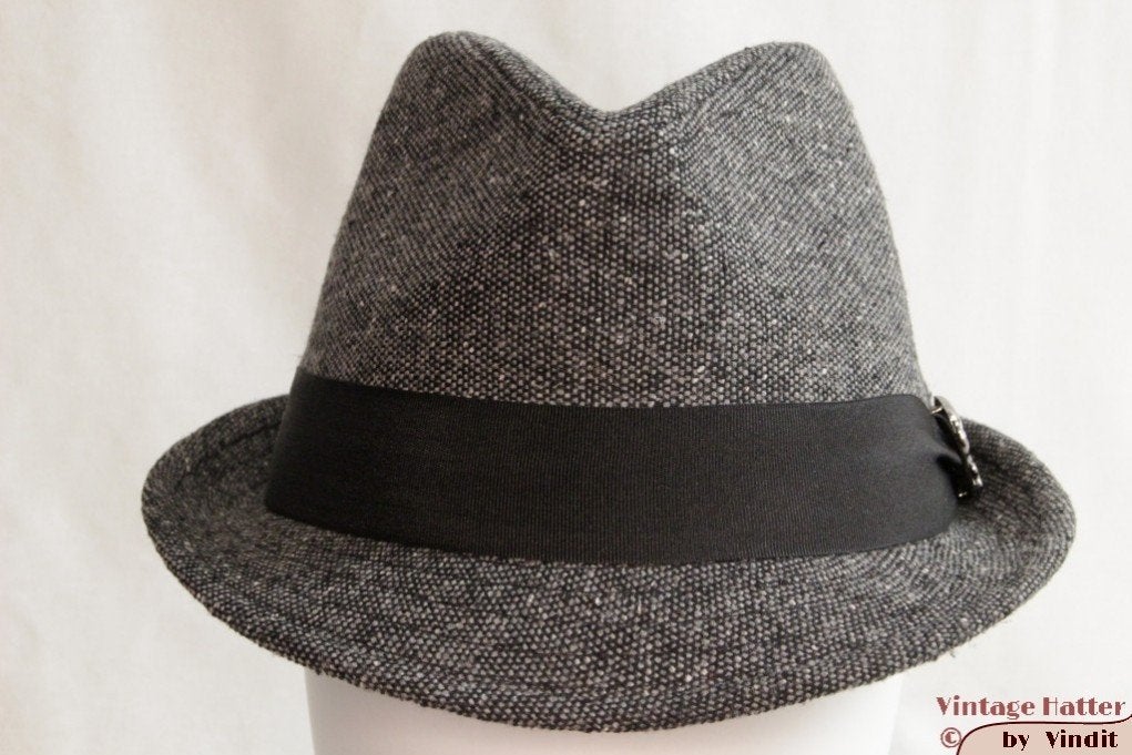 gleufhoed Trilby grijs met skull 57 nieuw gratis verzenden, Hoed, Nieuw, Ophalen of Verzenden, 57 cm (M, 7⅛ inch) of minder
