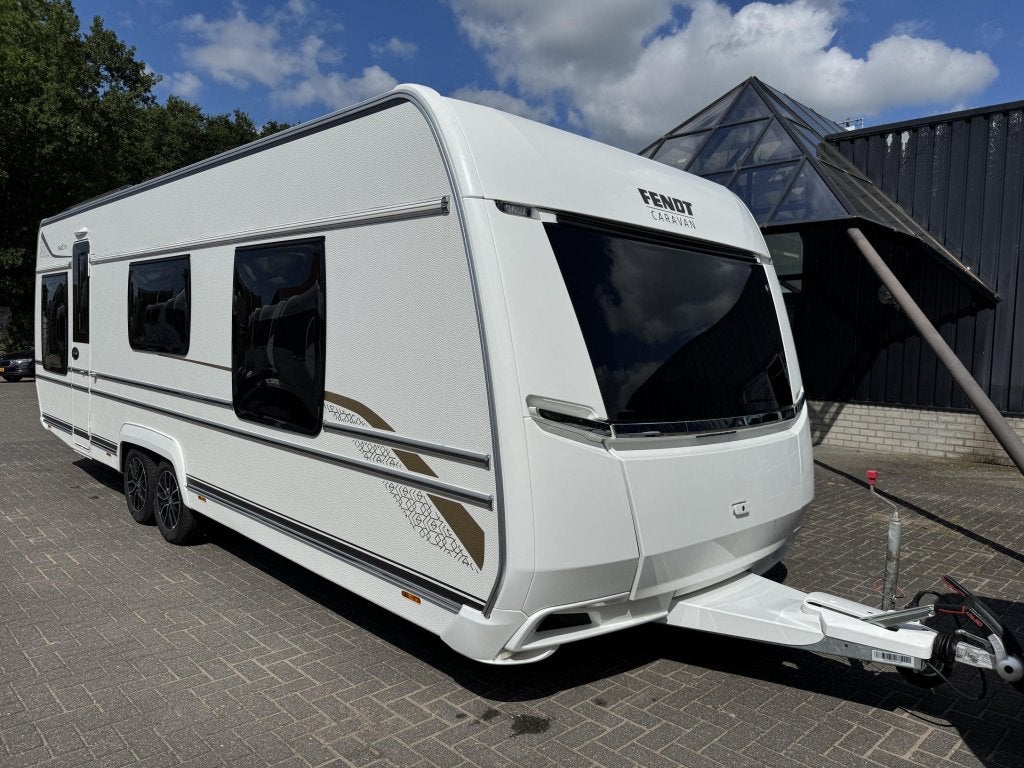 Fendt Palace 700 2023 | Vrijst. Queensbed | Voortent, Caravans en Kamperen, Caravans, Schokbreker, 7 tot 8 meter, Bedrijf, Treinzit