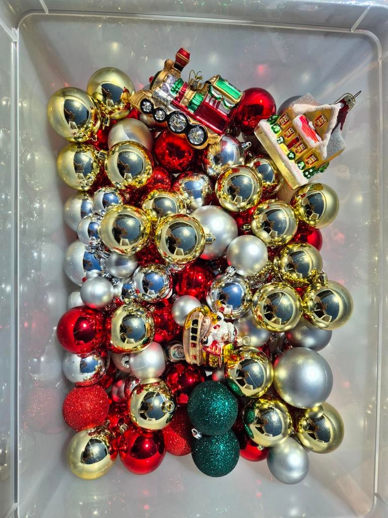 Bak vol kerstballen veel verschillende, Diversen, Ophalen