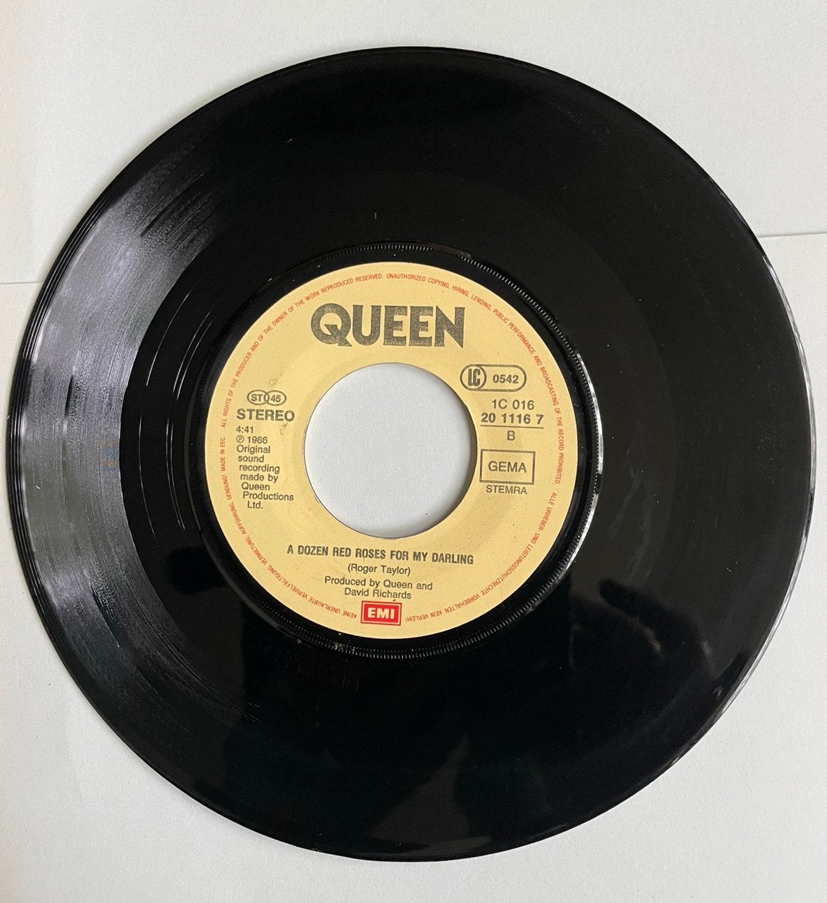 Queen - A Kind of Magic / A Dozen Roses for My Darling, Gebruikt, 7 inch, Ophalen of Verzenden, Pop