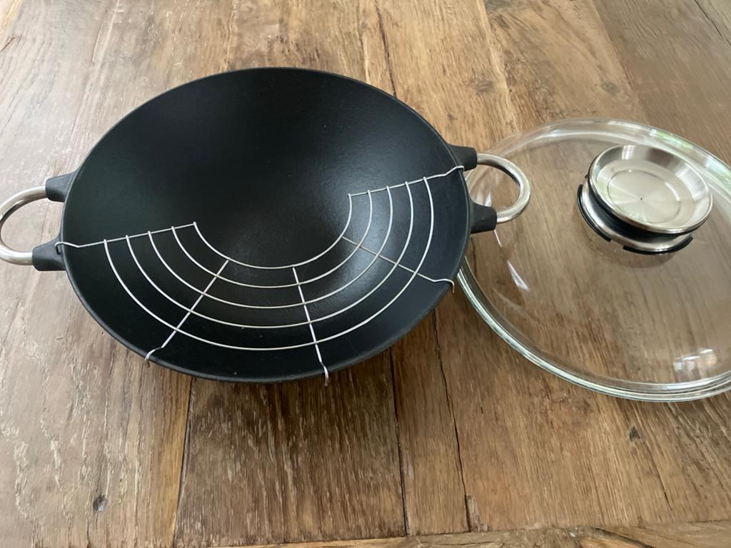 Nieuw! Bodum wok gietijzer 23 cm met Pyrex deksel, Huis en Inrichting, Ophalen of Verzenden, Nieuw, Gietijzer, Wok