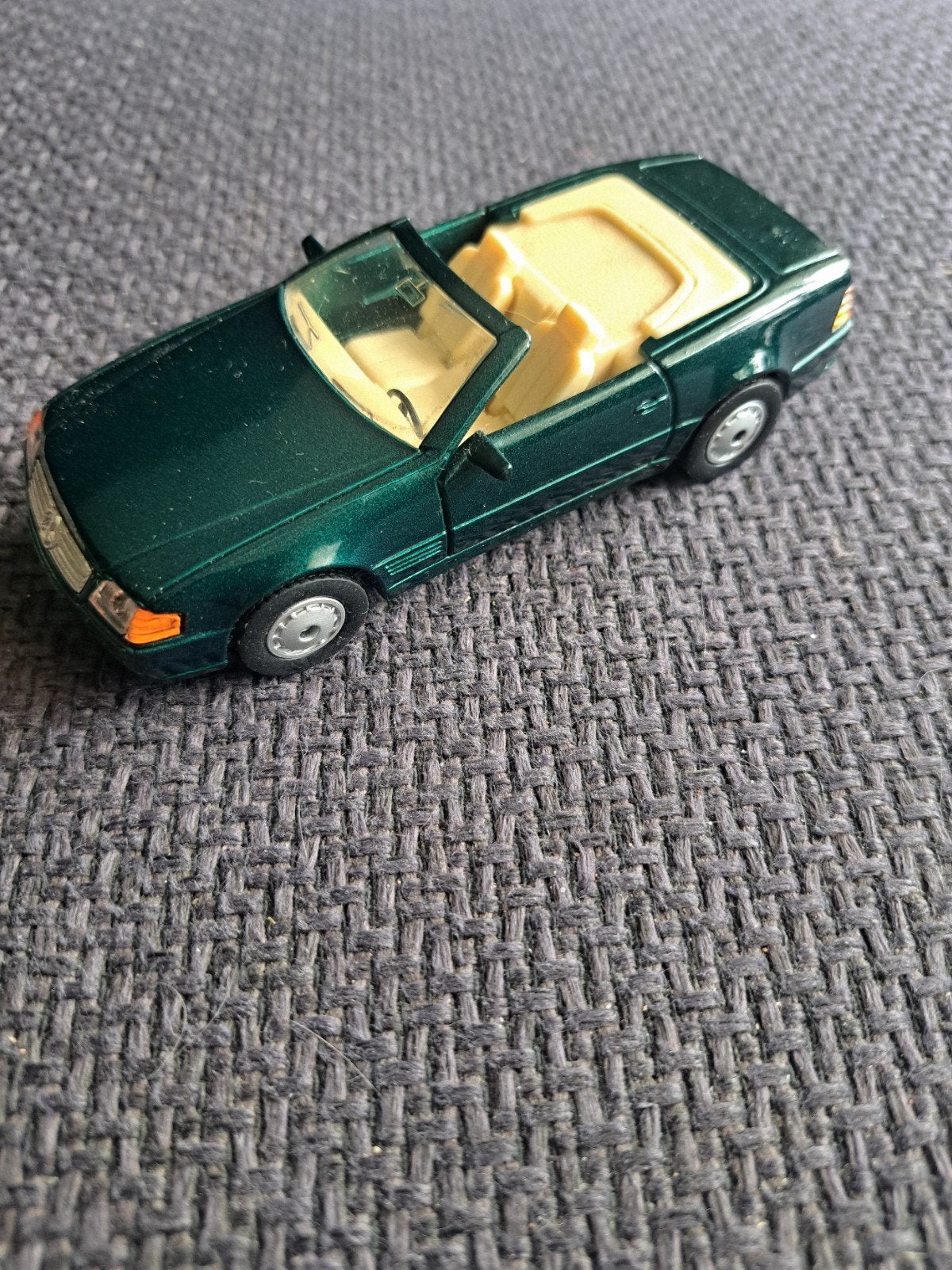 Maisto model mercedes benz 500 sl, Hobby en Vrije tijd, Modelauto's | 1:43, Overige merken, Gebruikt, Auto, Ophalen of Verzenden