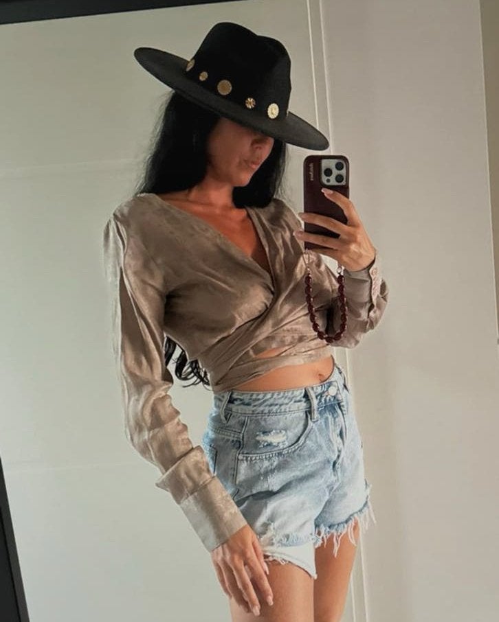 Zwarte Fedora Hoed met Gouden Muntdetails, Ophalen of Verzenden, Zo goed als nieuw, One size fits all, Hoed