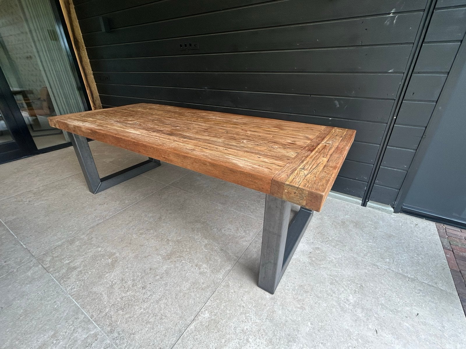Robuuste houten tafel met metalen onderstel, Ophalen of Verzenden, Gebruikt, Rechthoekig, Hout