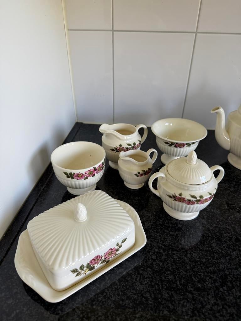 Wedgwood Briar Rose Servies: Botervloot, Melkkannetjes, Suik, Ophalen
