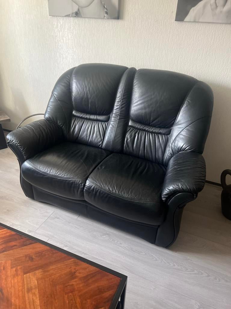 GRATIS: 2x Zwarte Leren Bankjes & 1 Grijs Stoeltje, Huis en Inrichting, Banken | Bankstellen, Ophalen, Gebruikt, 150 tot 200 cm