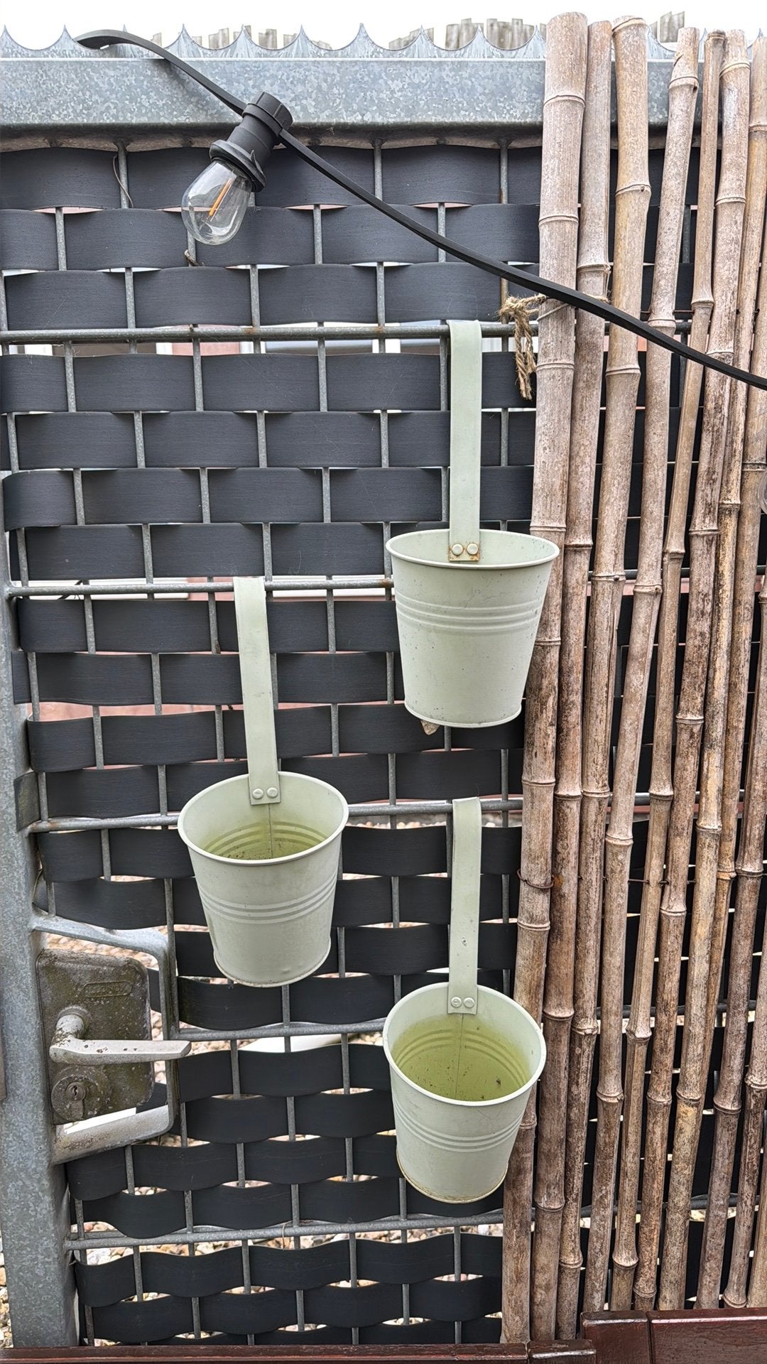 3x planten bakjes groen houder schutting bloempot plant, Tuin en Terras, Bloempotten, Kunststof, Rond, Ophalen of Verzenden, Zo goed als nieuw